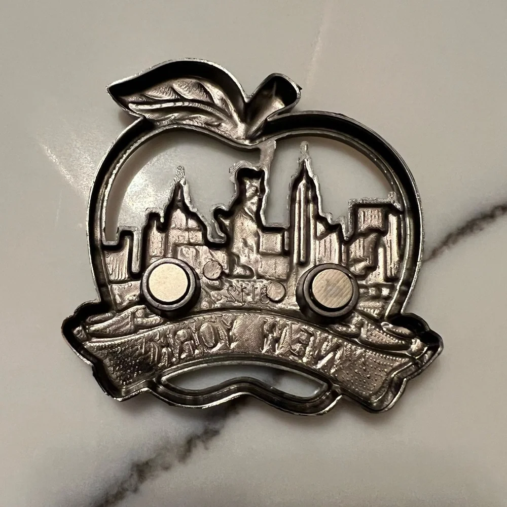 NWOT New York The Big Apple Apple-Shaped Bronze-Tone Refrigerator SouvenirMagnet